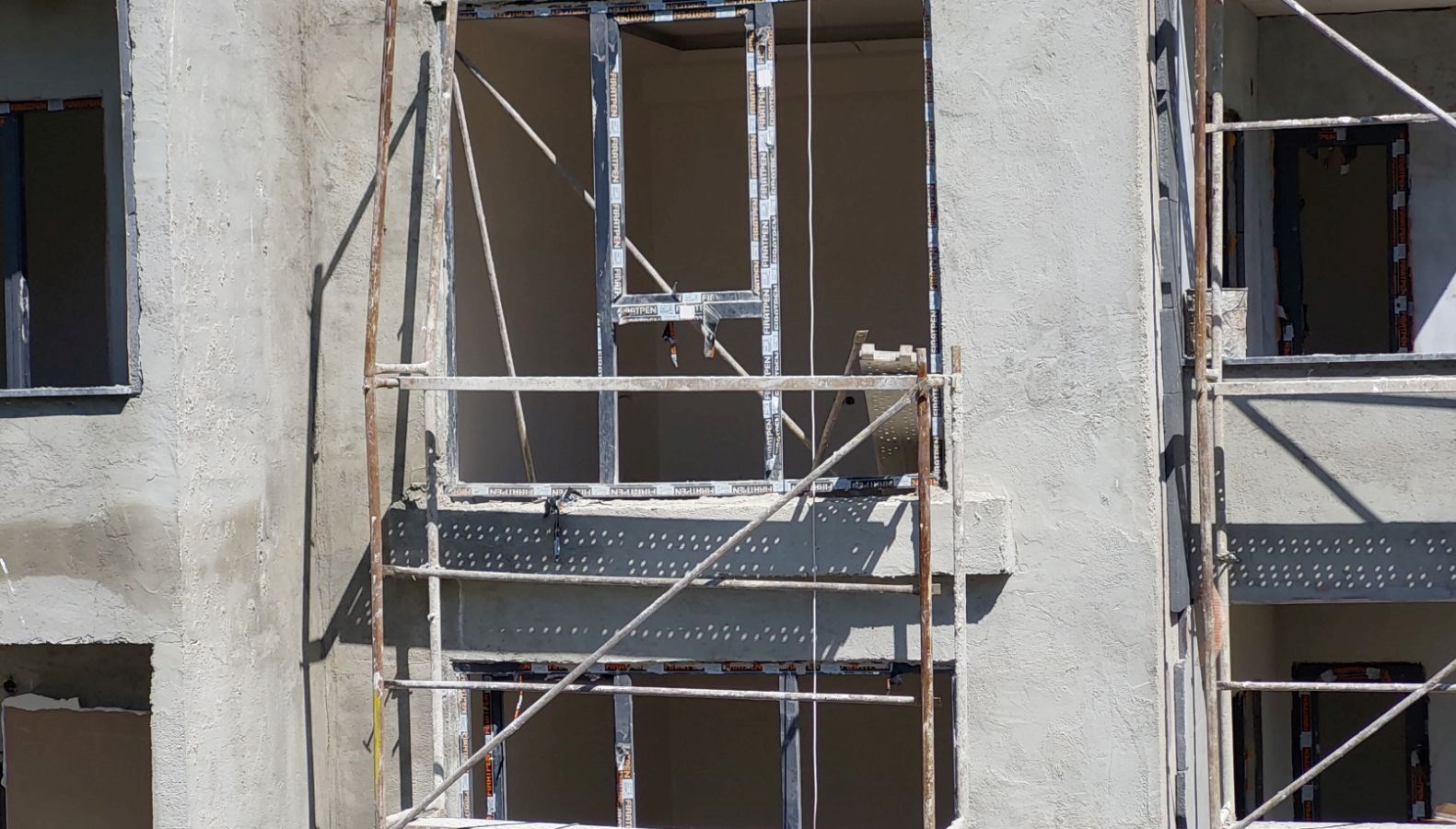 insaat merdivenlerinden yuvarlanan isci yaralandi mQH7LLbi