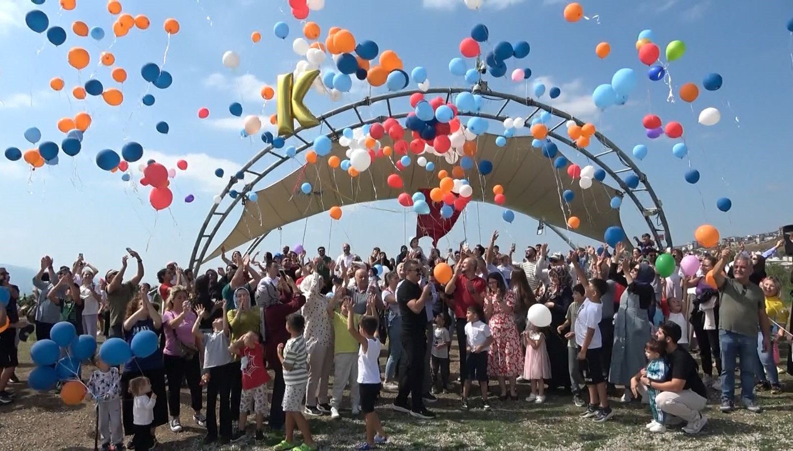 kanseri yenen kagan icin gokyuzune balonlar birakildi fsTO2KFL