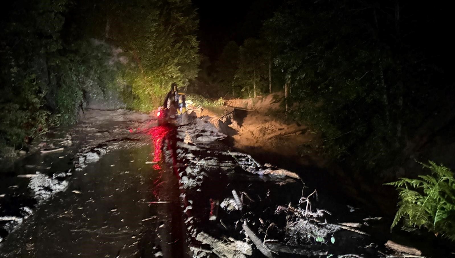 rizede siddetli yagis sel su baskini ve heyelan WCgOkrkR