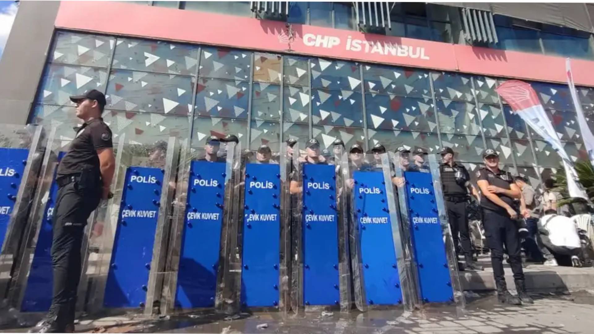 suat ozcagdas degil vali icisleri bakani ve cumhurbaskaninin da bir siyasi partinin mekanini kabul etmemesi soz konusu degil 795hGR72