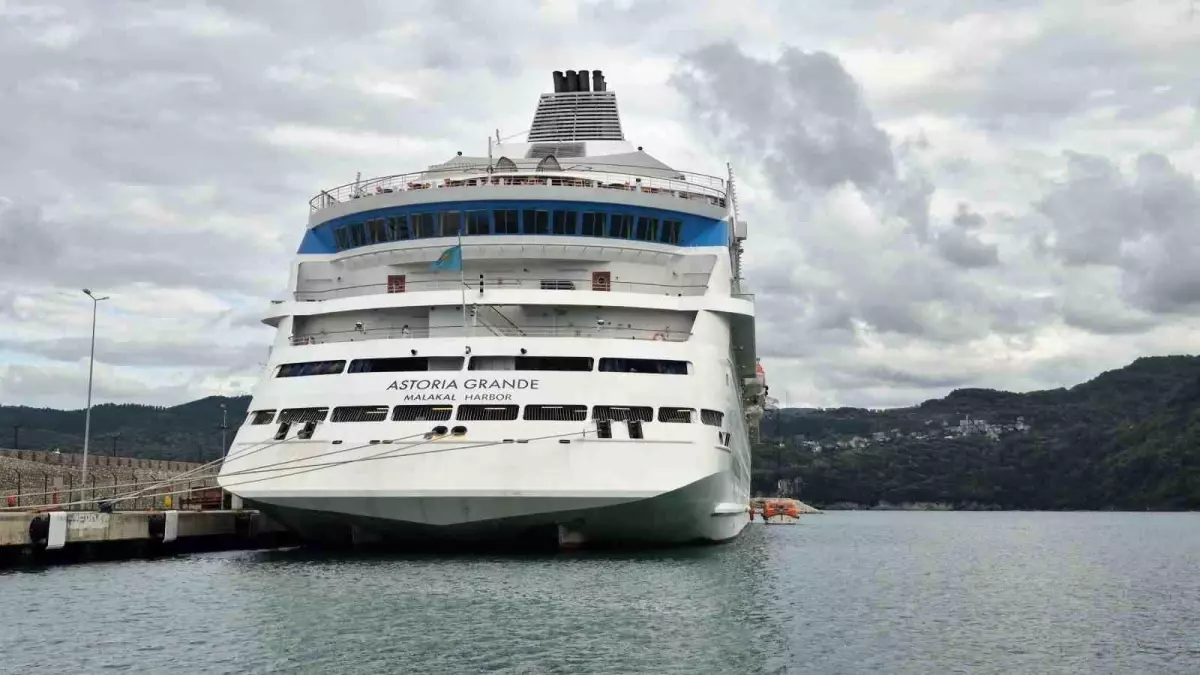 astoria grande gemisi amasra limaninda bakimda ti3J6EpI.jpg