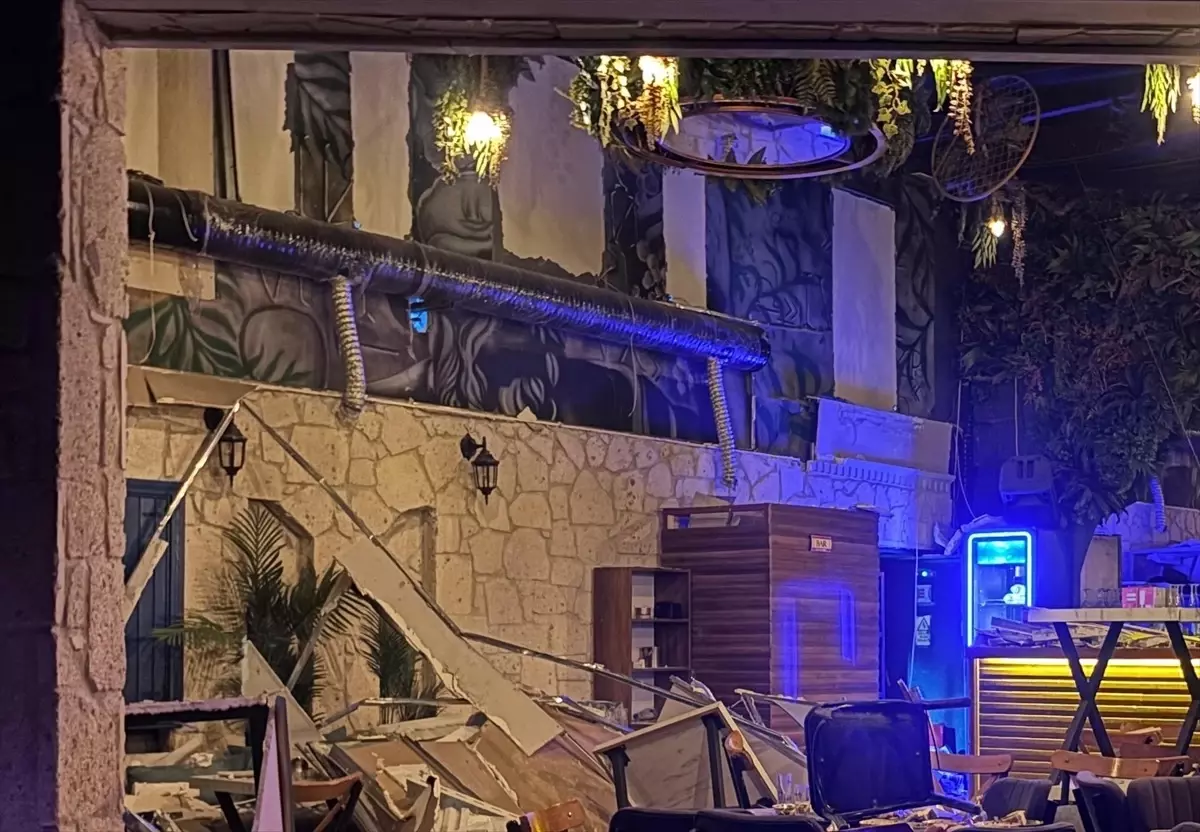 bornovada eglence merkezinde duvar coktu eh2kGFdu.jpg