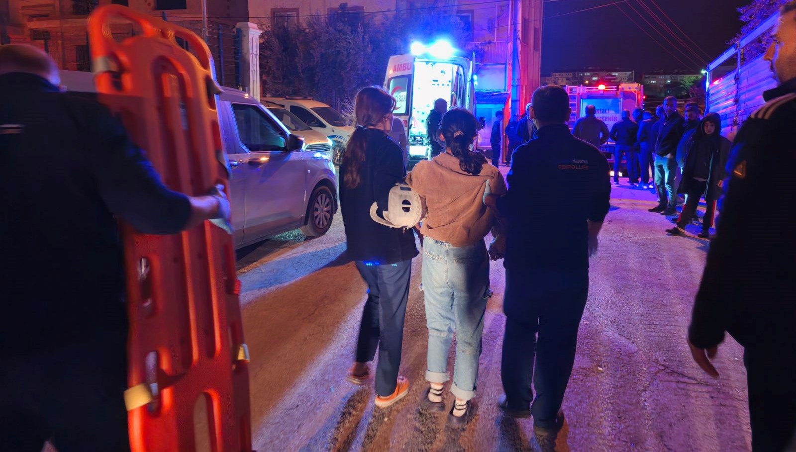 dugun hazirligi yapilan evin tavani coktu 6 yarali AVL5PO5k.jpg