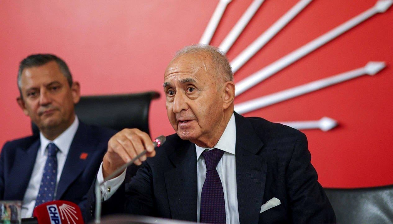 eski chp genel baskani hikmet cetin hastaneye kaldirildi yogun bakimda tedavi goruyor plxKMRNW