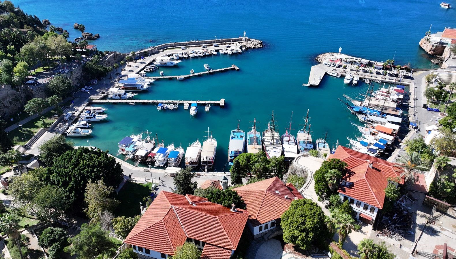 hava sicakligi 28 derece olculen antalyada sahillerde hareketlilik yasandi Vn4BI3ZF