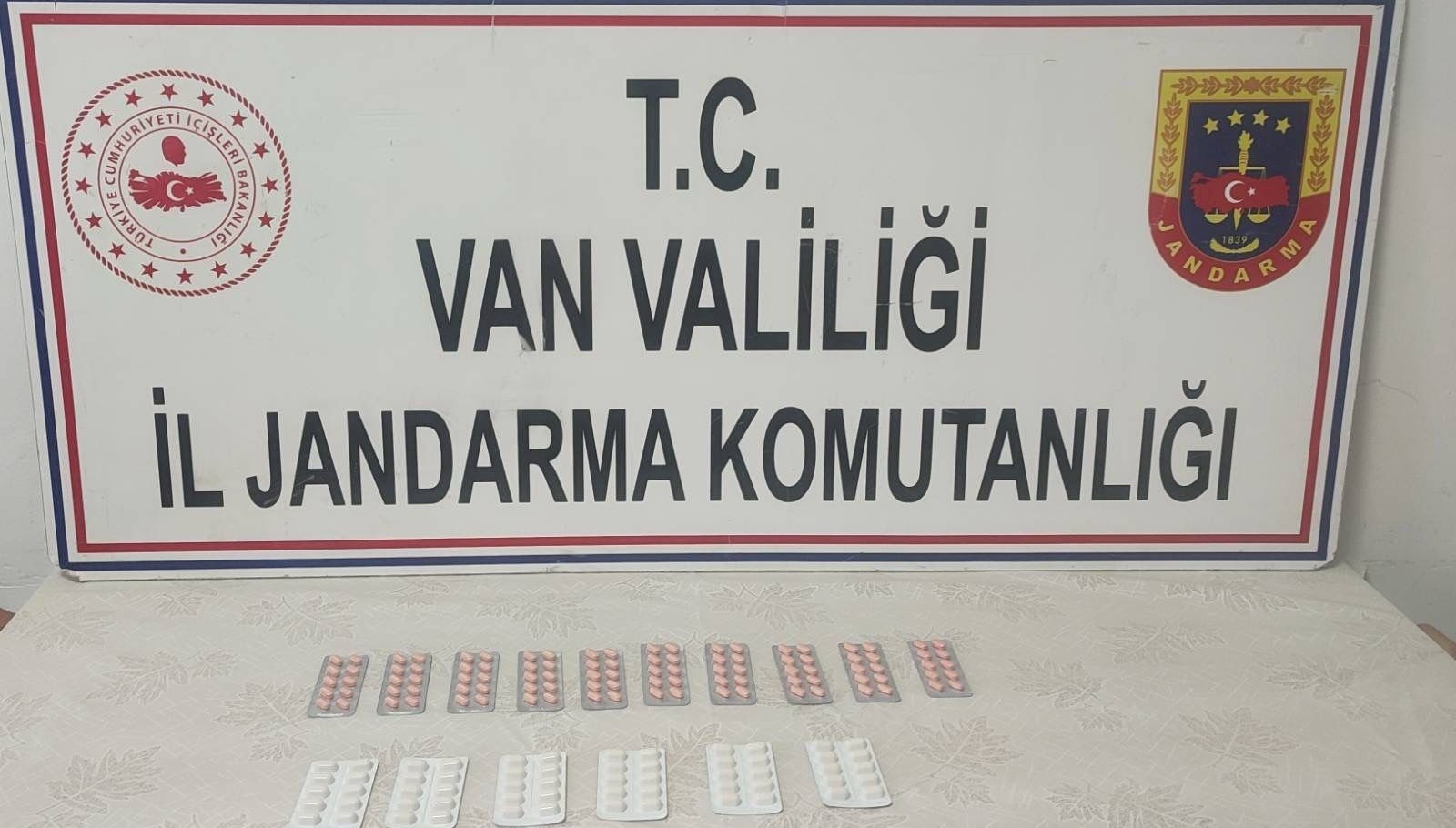 iran uyruklu kisiden 160 adet uyusturucu hap ele gecirildi xZHE6Dye