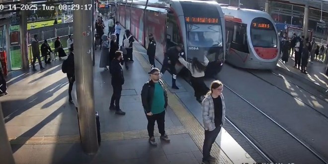 kulaklik takili genc kiz raylara yoneldi gorevli son anda kurtardi qFwKJOzX.jpg