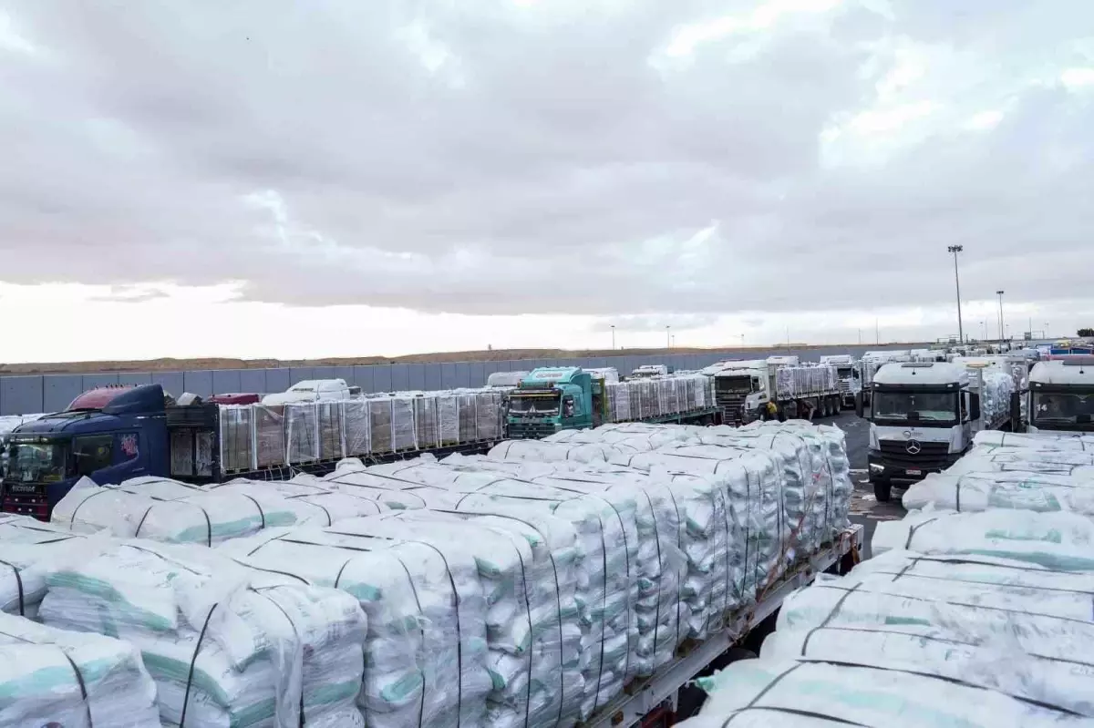 misirdan gazzeye 400 kamyon insani yardim girisi OV3x71rY.jpg