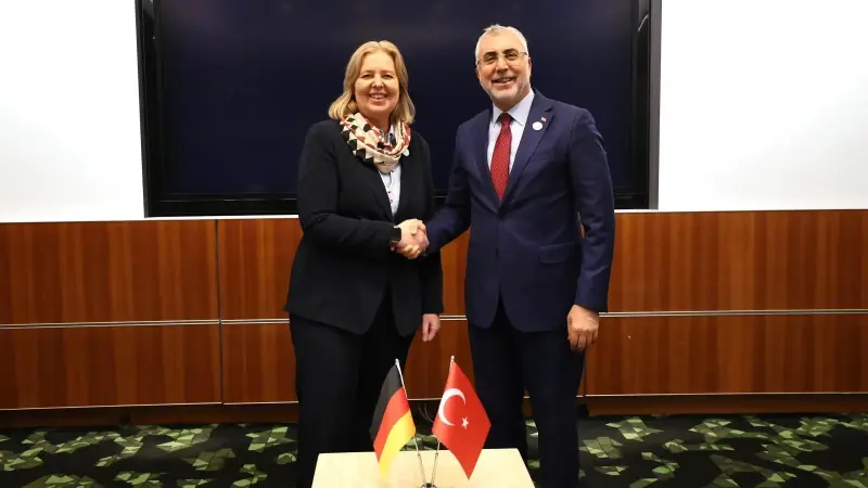 bakan isikhan alman mevkidasi bas ile gorustu BvTfTrMj.webp