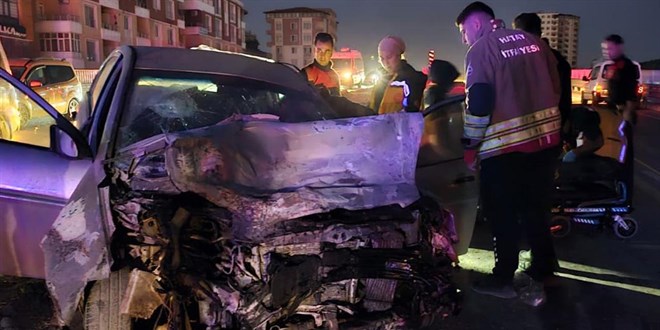 hatayda otomobil ile minibus carpisti cok sayida yarali var BSdE5VEC.jpg