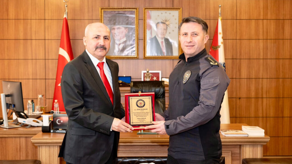 il-emniyet-muduru-caglardan-yas-haddinden-emekli-olan-personele-plaket-dCjXB98k