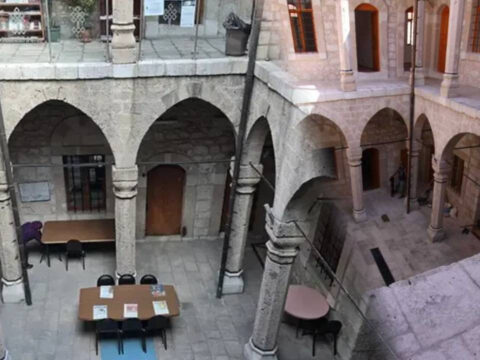 Eskiden cezaeviydi simdi bilgi yuvasi asirlik binaya akin akin geliyorlar IA5YHY2p