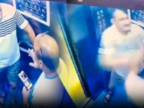 Kameradan habersiz komsular asansorde tekme tokat dovustu jUyJy6mZ